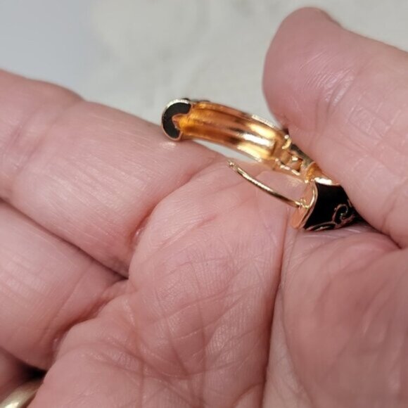 CCO Floral Huggie Hoop Earrings Enamel Stainless Steel Posts Black Pink OS New - Picture 6 of 12